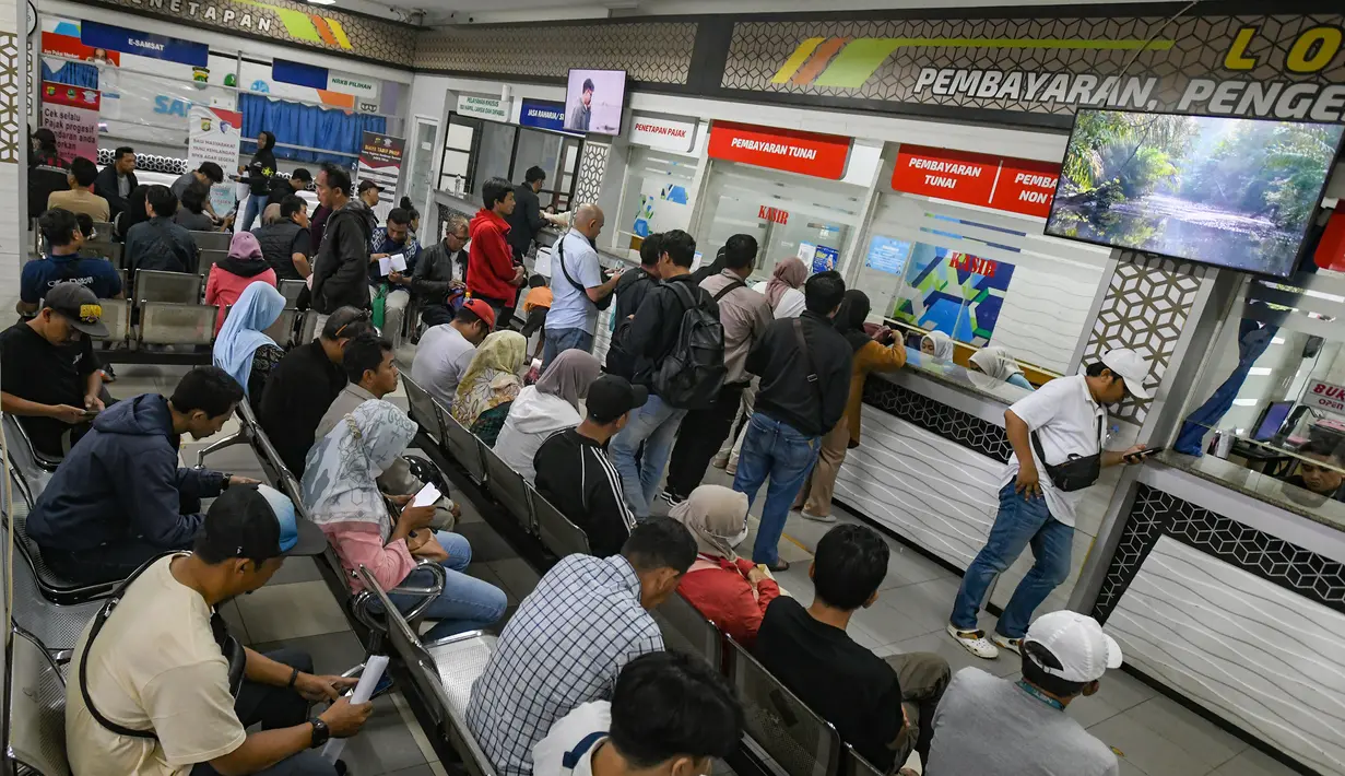 Selain itu, warga yang ingin melakukan balik nama kendaraan bermotor juga akan mendapatkan pembebasan bea balik nama kendaraan bermotor (BBNKB). (merdeka.com/Arie Basuki)