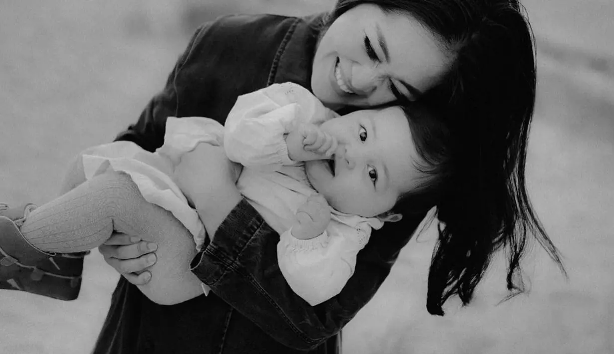 Gracia juga mendapat kejutan manis dan kado dari sang adik, Gisela Cindy. "Terimakasih ade @giselacindy12 and @jamesnguyen.realtor buat kue ulangtahun yang super cantik dan enak. Btw kadonya langsung aku pake loh de hihi makasih ya Makasih juga ibu kado2nya❤️ Keluarga suami yang juga gk kalah sweet sama kado2nya," tulis Gracia. [Instagram/giselacindy12]