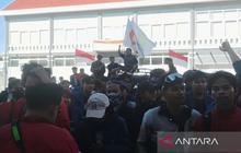 Fakta Unik: Melempar Mawar di Tengah Aksi Mahasiswa Surabaya, Tuntut Pembebasan Rekan