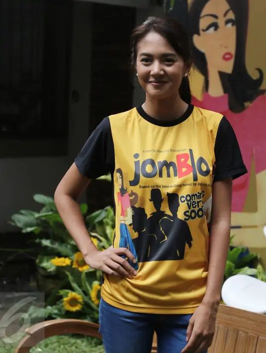 Aurelie Moeremans berpose usai jumpa pers di Kantor Falcon Pictures, Jakarta, Kamis (16/3). Aurelie menjadi salah satu pemain dalam film Jomblo Coming Very Soon yang disutradarai Hanung Bramantyo. (Liputan6.com/Herman Zakharia)