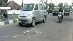 Bulan Ramadan sudah hampir seminggu berlalu, namun kondisi jalanan di jalur utama Jombang masih berada dalam keadaan rusak. Hal ini menyebabkan tingginya kecelakaan lalu lintas.