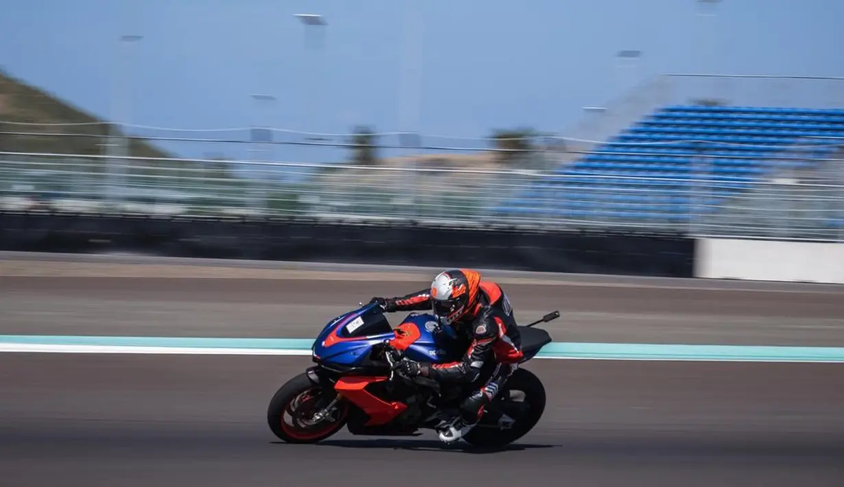 Presenter dan pemeran Darius Sinathrya salah satu artis yang gemar naik motor. Belum lama ini, ia bersama komunitasnya mengaspal di Sirkuit Internasional Mandalika di NTB. Berikut beberapa potretnya bak pembalap MotoGP. [Instagram/darius_sinathrya]