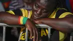 Suporter Senegal menyaksikan laga babak 16 besar Piala Dunia 2022 saat tim kesayangan mereka melawan Inggris di Qatar, lewat layar video yang dipsang di fan zone di Dakar, Senin (5/12/2022) dini hari WIB. Senegal ditaklukkan Inggris dengan skor 0-3. (AP Photo/Leo Correa)