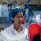 Ahli virologi China Shi Zhengli di dalam laboratorium P4 di Wuhan (Gambar: AFP melalui Getty Images)
