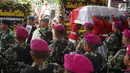 Anggota Pasukan Paspampres membawa jenazah Presiden ke-3 RI Bacharuddin Jusuf Habibie saat prosesi penyerahan jenazah kepada negara di Patra Kuningan, Jakarta, Kamis (12/9/2019). Jenazah BJ Habibie diberangkatkan ke Taman Makam Pahlawan Kalibata untuk dimakamkan. (Liputan6.com/Immanuel Antonius)