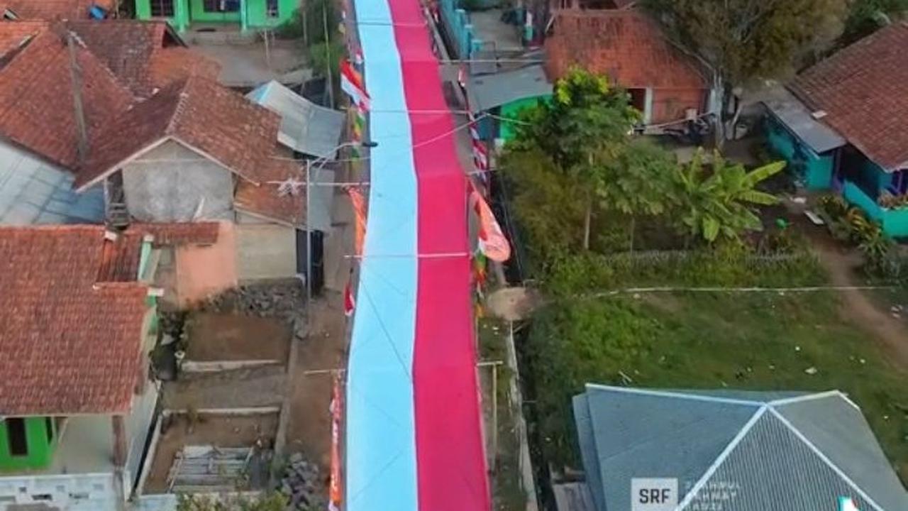 Aksi Warga di Desa Lemahsugih Majalengka Semarakkan HUT RI ke-79, Tutup Jalanan dengan Bendera Merah Putih