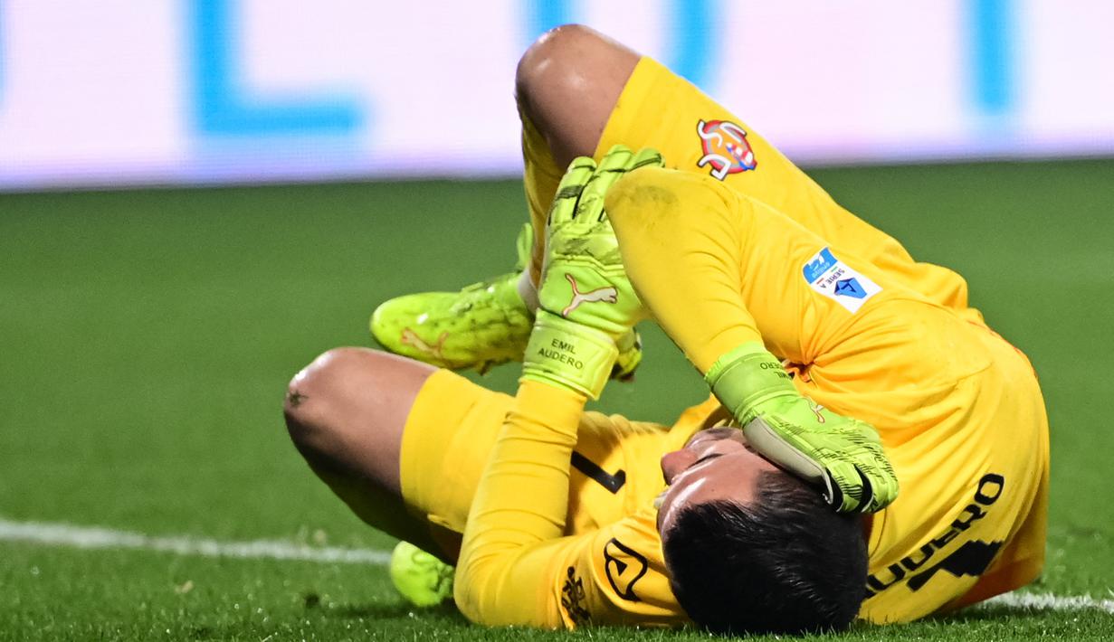 Kiper Cremonese, Emil Audero, terkapar setelah terkena petasan pada laga pekan ke-23 Liga Italia 2025/2026 di Stadion Giovanni Zini, Cremona, Minggu (1/2/2026). (AFP/Piero Cruciatti)