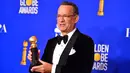 Aktor Tom Hanks berpose di ruang pers dengan penghargaan Cecil B. Demille selama Golden Globe Awards ke-77 di Beverly Hills, California pada 5 Januari 2020. Hanks (63) mengatakan dia dan Wilson menderita demam saat berada di Australia, dan sekarang akan diisolasi dan diawasi. (AFP/Frederic J. Brown)