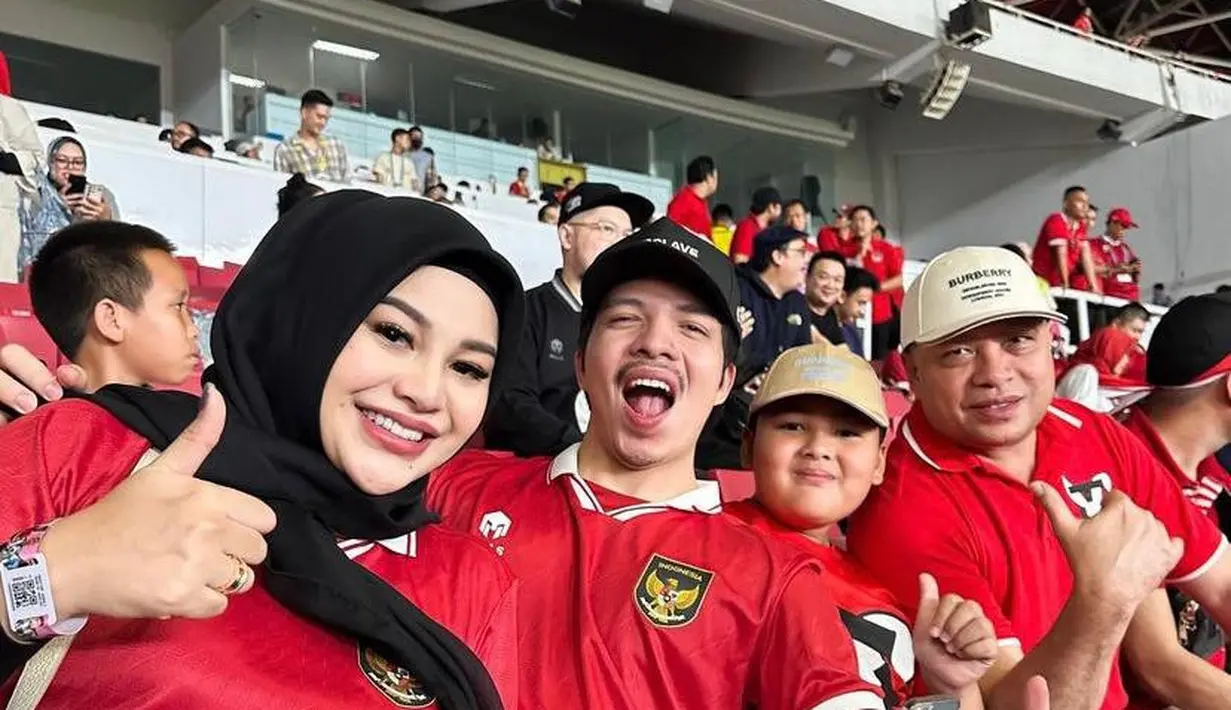 Aurel Hermansyah tampak menonton pertandingan secara langsung bersama Atta Halilintar. Keduanya tampil serasi dengan baju Timnas Indonesia. [Foto: Instagram].