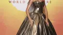 Gayanya begitu glamor dengan tampilan gaun emas yang dikenakannya. (Foto: Instagram/ Blue Ivy)