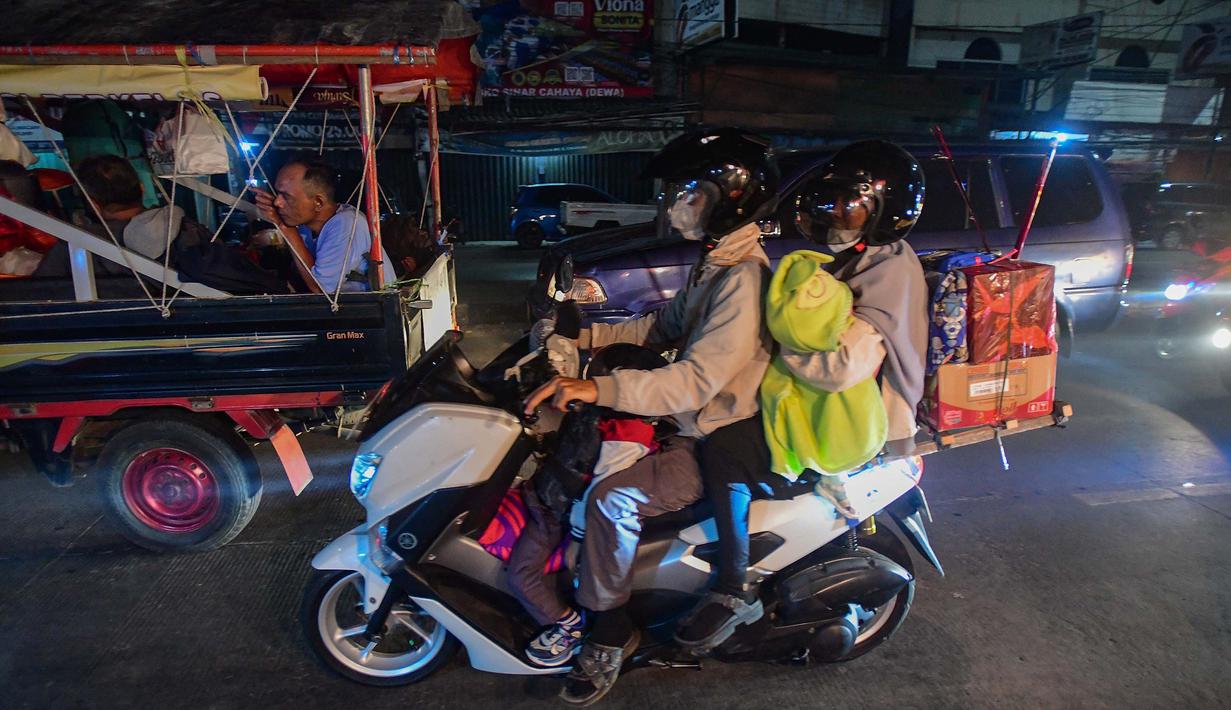 Mereka akan mudik ke kampung halaman untuk merayakan Hari Raya Idul Fitri 1447 Hijriah. Tampak dalam foto, pengendara kendaraan bermotor melintas di Jalan Raya Cikarang, Bekasi, Jawa Barat, Rabu (18/3/2026). (merdeka.com/Arie Basuki)