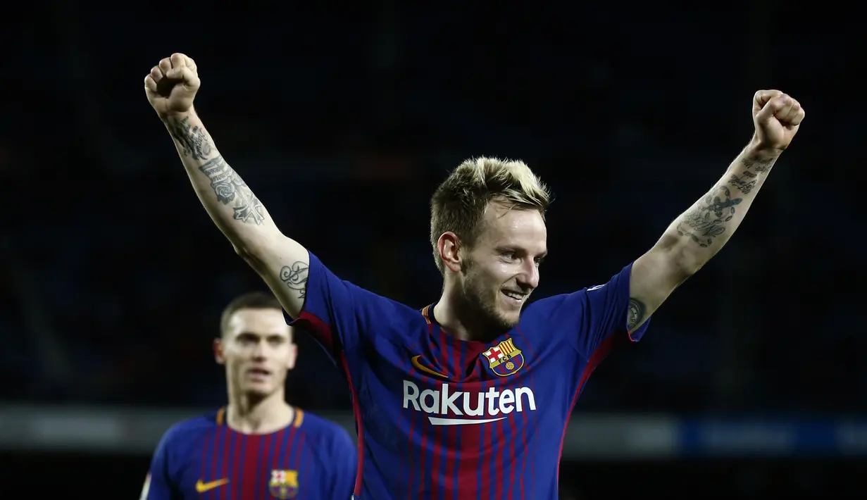 Pemain FC Barcelona, Ivan Rakitic merayakan golnya ke gawang Celta Vigo pada laga Copa del Rey di Camp Nou stadium, Barcelona, (11/1/2018). Barcelona menang 5-0 atas Celta Vigo. (AP/Manu Fernandez)