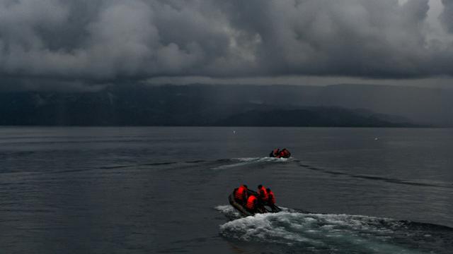 Ilustrasi penyelamatan kapal terbalik (AFP Photo)
