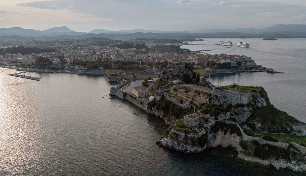 Sistem pengumpulan yang berfungsi, dan pabrik daur ulang yang mampu memproses semua jenis bahan akan sangat mengurangi jumlah sampah yang berakhir di Tempat Pembuangan Akhir (TPA). Tampak dalam foto udara yang menampilkan pemandangan kota Corfu pada tanggal 15 Oktober 2025. (Angelos TZORTZINIS/AFP)