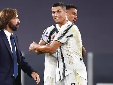 Pelatih Juventus, Andrea Pirlo, melintas di depan Cristiano Ronaldo usai melawan Sampdoria pada laga Serie A di Stadion Allianz, Minggu (20/9/2020). Juventus menang dengan skor 3-0. (Marco Alpozzi/LaPresse via AP)