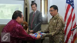 Dir Cagar Budaya dan Museum Kemendikbud, Harry Widyanto (kiri) menyerahkan dokumen penelitian dan dokumentasi eks rumah Raden Saleh kepada Ketua Yayasan Kesehatan PGI, Alexander K Ginting di Jakarta, Selasa (26/4/2016). (Liputan6.com/Helmi Fithriansyah)