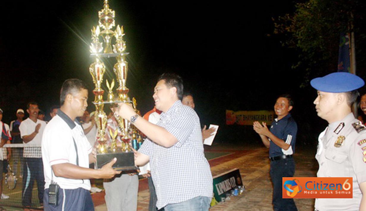 Citizen6, Subang: Kapolres Subang AKBP M. Awal Choerudin menyerahkan hadiah kepada pemenang pertama berupa uang pembinaan, tropy dan piala bergilir. (Pengirim: Dodo)