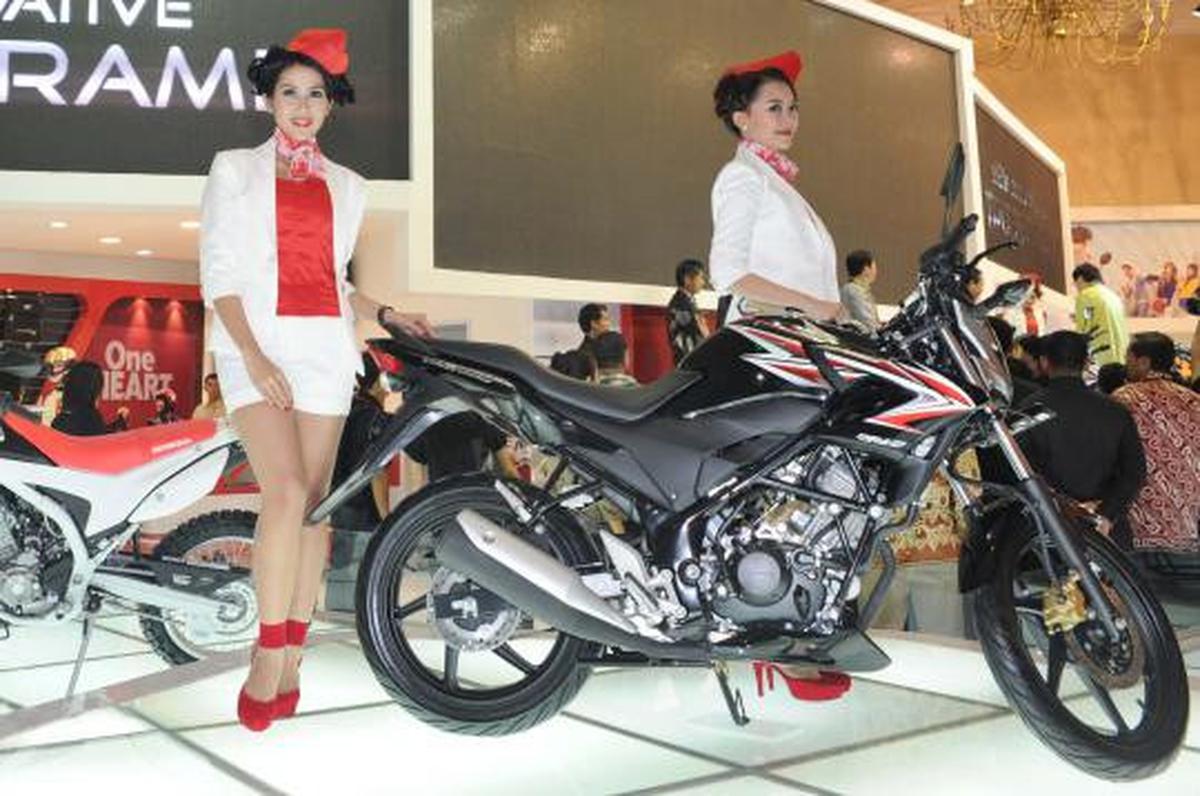 Pose seksi model cantik bareng motor macho