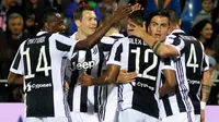 Para pemain Juventus merayakan gol yang dicetak oleh Alex Sandro ke gawang Crotone pada laga Serie A di Stadion Ezio Scida, Kamis (19/4/2018). Juventus ditahan imbang 1-1 oleh Crotone. (AP/Albano Angilletta)