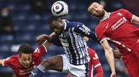 Bek West Bromwich Albion, Semi Ajayi bersaing dengan Rhys Williams dan Nathaniel Phillips dari Liverpool dalam laga lanjutan Liga Inggris di Stadion The Hawthorns, Minggu (16/5/2021). Alisson Becker menjadi pahlawan Liverpool saat mengalahkan West Bromwich Albion 2-1 (Laurence Griffiths/Pool via AP)