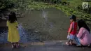 Dua anak melihat ikan di Taman Tabebuya, Jagakarsa, Jakarta, Kamis (14/3). Dinas Kehutanan DKI Jakarta menganggarkan Rp 130 miliar untuk membangun 53 Taman Maju Bersama (TMB) di tahun 2019. (Liputan6.com/Faizal Fanani)