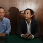 Piyu bersama kuasa hukumnya saat menghadiri sidang lanjutan di Pengadilan Negeri Jakarta Selatan, Kamis (19/11). Sidang yang beragendakan pembahasan materi gugatan ini akan mempertemukan Piyu dan Flo selaku penggugat. (Liputan6.com/Herman Zakharia)