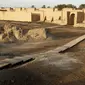 Orang-orang mengunjungi situs arkeologi Babilonia, Irak, Minggu (21/3/2021). Komite Warisan Dunia UNESCO telah menetapkan kota kuno Babilonia di Mesopotamia sebagai Situs Warisan Dunia. (AP Photo/Hadi Mizban)