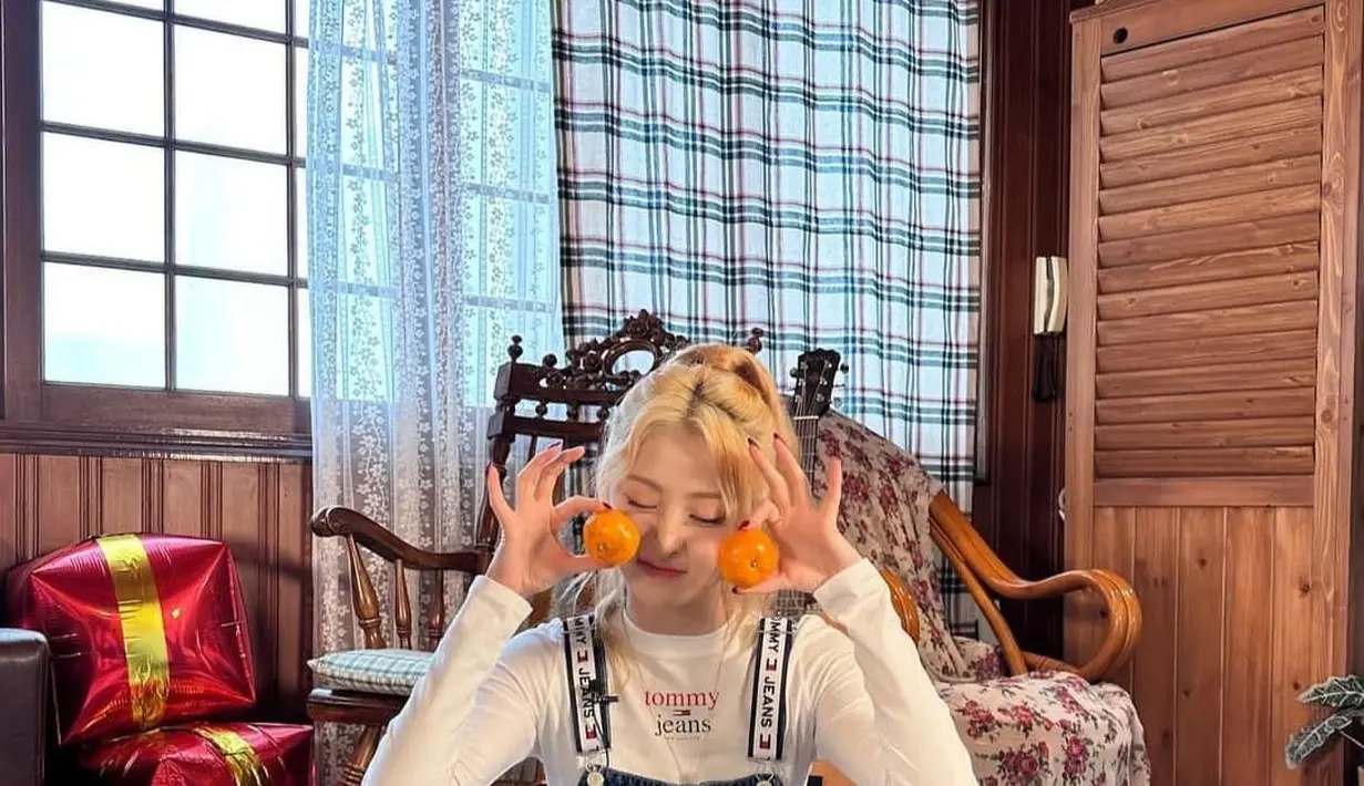 Jika kamu ingin ngopi di rumah nenek tersayang, outfit satu ini bisa menjadi pilihan. Pemilihan overalls ini akan meninggalkan kesan cute dan girly pada dirimu. Saat kamu memakai outfit ini, kamu akan terlihat seperti cucu kesayangan sang nenek [@jenaissante]