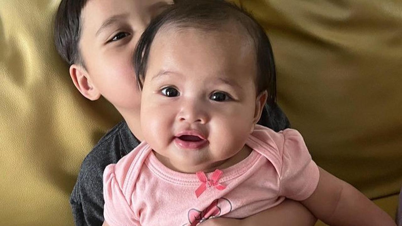 Ada juga yang dibuat salfok dengan pipi Baby Shafanina. Pipinya yang bulat gemesin banget.