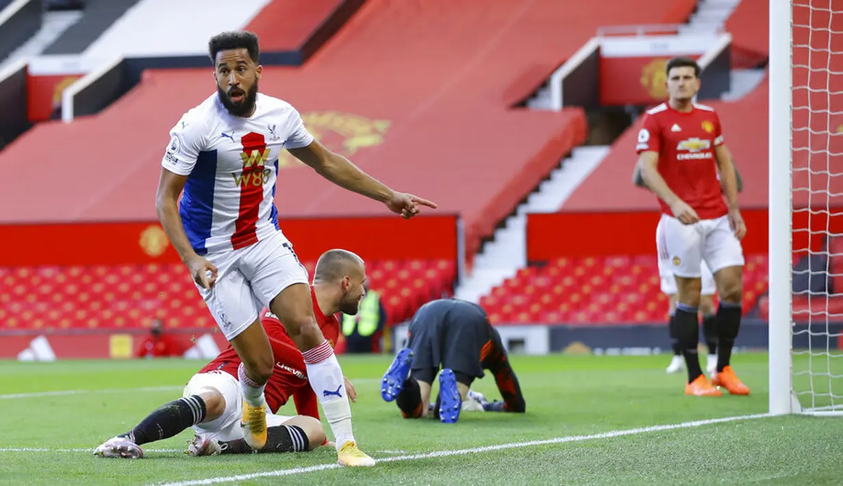 Pemain Crystal Palace, Andros Townsend, melakukan selebrasi usai mencetak gol ke gawang Manchester United pada laga Premier League di Stadion Old Trafford, Sabtu (19/9/2020). Setan Merah takluk dengan skor 1-3. (Richard Heathcote/Pool via AP)