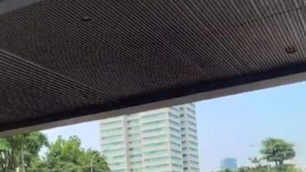 Sementara, dalam video yang diunggah&nbsp;Kepresidenan Mahasiswa Universitas Trisakti di akun Instagramnya, pasukan kepolisian tampak membentuk barikade di dalam Gedung DPR.&nbsp;Foto: Instagram/@kepresmausakti