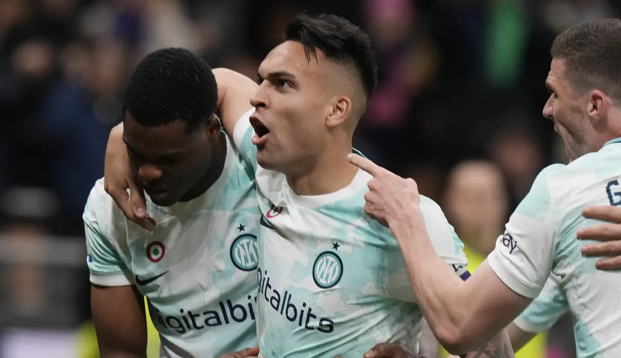 Penyerang Inter Milan, Lautaro Martinez berselebrasi dengan rekan satu timnya setelah mencetak gol ke gawang Lecce selama pertandingan lanjutan Liga Serie A Italia di stadion San Siro di Milan, Italia, Senin  (6/3/2023). Inter Milan menang atas Lecce dengan skor 2-0. (AP Photo/ Luca Bruno)