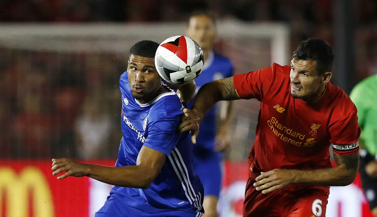 Pemain Chelsea, Ruben Loftus-Cheek (kiri) berebut bola dengan pemain Liverpool, Dejan Lovren pada laga pra musim International Champions Cup di Rose Bowl, Pasadena, California, (28/7/2016) pagi WIB.  (Reuters/Mario Anzuoni)
