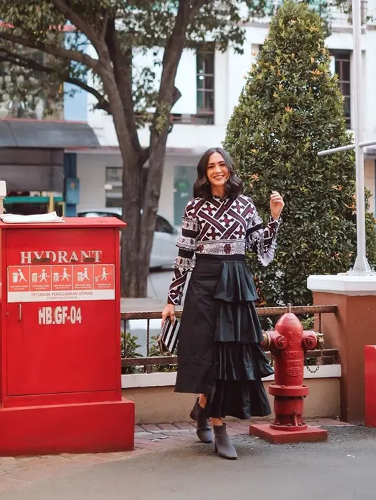 Buat kamu yang ingin tampil hits dan kekinian, kamu bisa mix and match long shirt dress dengan rok seperti Agla ini. Pemain 'Nanti Kita Cerita Tentang Hari Ini (NKCTHI)' ini juga tampil stylish dengan boots warna abu-abu.(Liputan6.com/IG/@aglaartalidia)