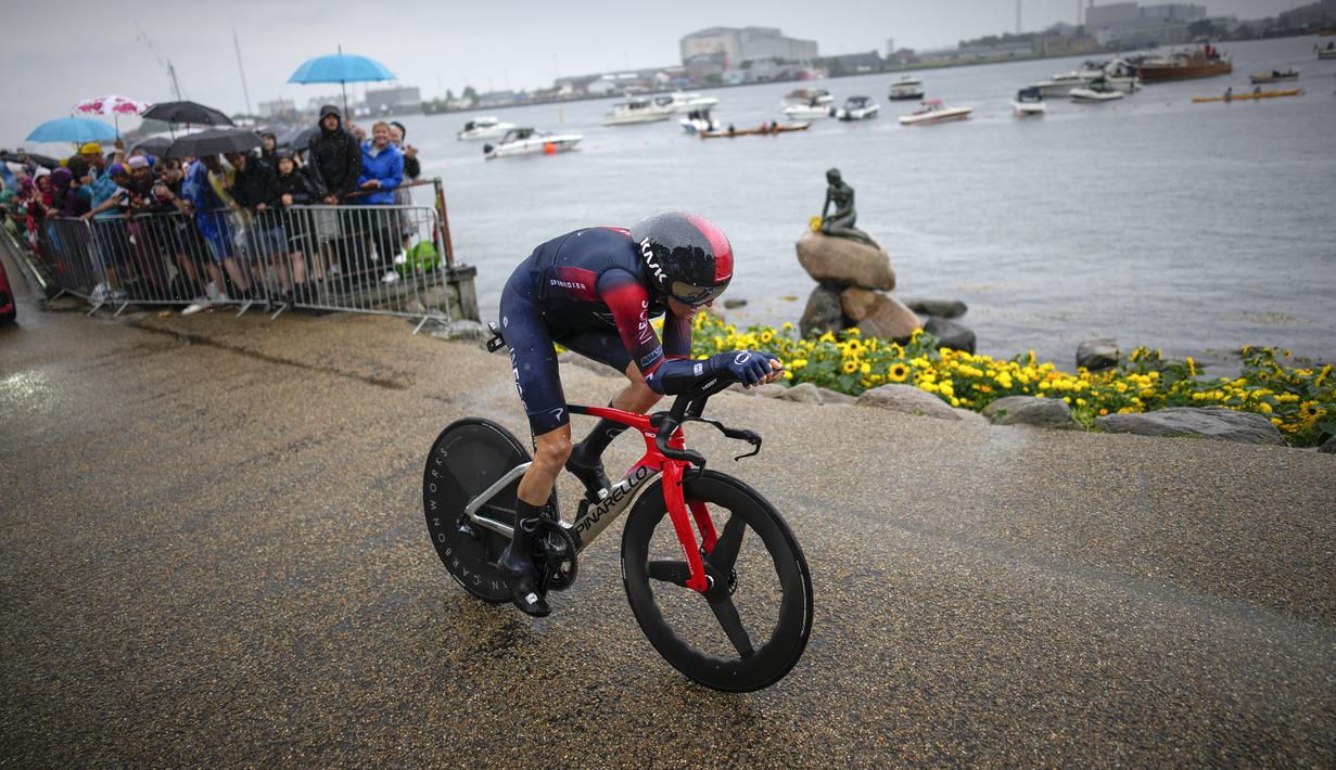 Helm ini memiliki enam ventilasi mikro di bagian depan yang terhubung melalui saluran internal dengan empat keluaran di bagian belakang. Selain itu, visor terhubung dengan helm menggunakan sistem magnet untuk memudahkan pebalap ketika mengganti selama balapan masih berjalan. (AP/Daniel Cole)