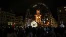 Pengunjung mengambil gambar sebuah bangunan yang diterangi cahaya dalam festival cahaya Fete des Lumieres di Lyon, Prancis, 7 Desember 2017. Musik, suara, dan video ikut mengiringi penampilan cahaya-cahaya itu. (AFP PHOTO / PHILIPPE DESMAZES)