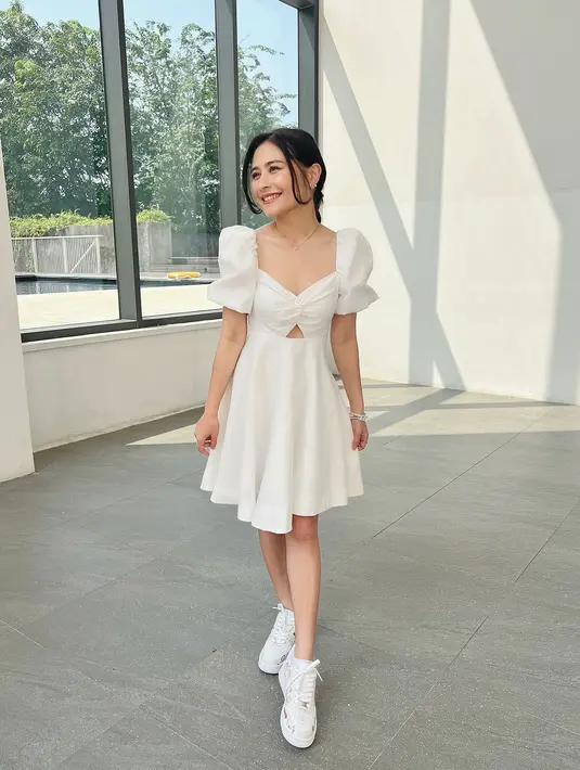 Terbaru, ia tampil sebagai swifties dengan mini dress putih terinspirasi dari Folklore dan Fearless Era [@prillylatuconsina96]
