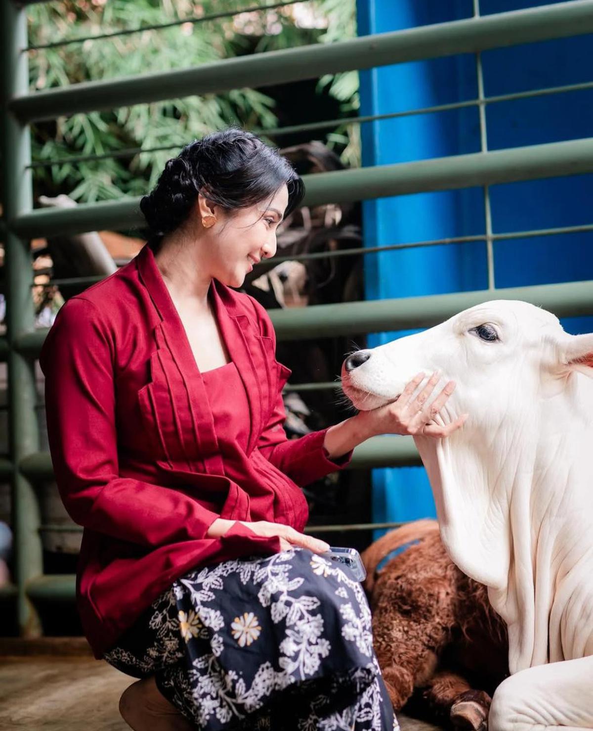 Maudy Koesnaedi Seru-Seruan di Aviary DeHakim, Kenalan dengan Salsa si Sapi hingga Kagum dengan Hutan Mini di Tengah Kota!