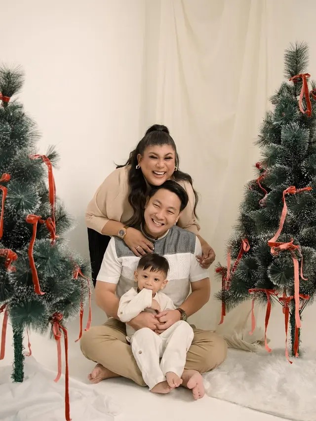 8 Gaya Kompak Keluarga Artis di Pemotretan Bertema Natal 2024, dari Asmirandah hingga Rianti Cartwright