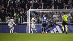 Juventus membuka keunggulan di menit ke-52 lewat gol Adrien Rabiot. Ia sukses mengkonversi umpan silang mendatar Filip Kostic. (AP/LaPresse/Fabio Ferrari)