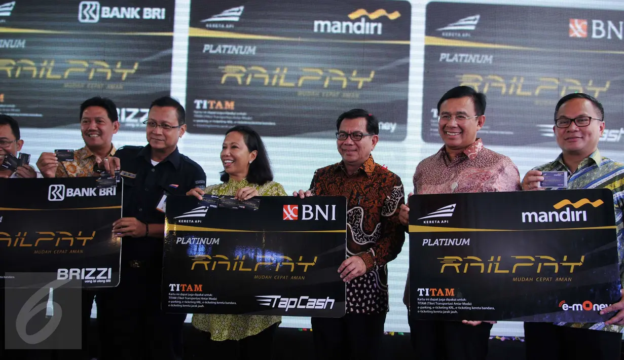 Menteri BUMN Rini Soemarno bersama Direksi BNI, Bank Mandiri, dan BRI serta Direksi PT KAI saat peluncuran produk baru berupa kartu pembayaran dan membership bernama Railpay di Stasiun Juanda, Jakarta, Senin (19/12). (Liputan6.com/Gempur M Surya)