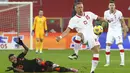 Pemain Polandia, Kamil Glik, menendang bola saat melawan Belanda pada laga UEFA Nations League di Stadion Silesian, Kamis (19/11/2020). Belanda menang dengan skor 2-1. (AP/Czarek Sokolowski)