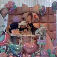 Jessica Iskandar dan Vincent Verhaag merayakan ulang tahun ke satu putrinya, Hagia. Mereka pun membagikan video singkat perayaan ulang tahun yang baru dirayakan hanya mereka bertiga. [@inijedar]