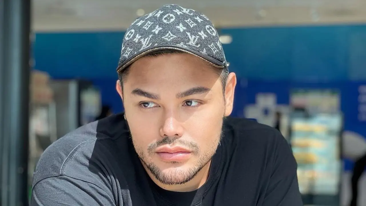 FOTO: Gaya Ivan Gunawan saat Pakai Topi, Tampil Menawan