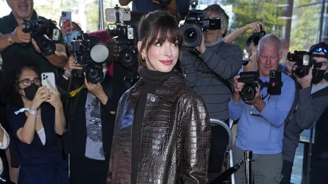 Anne Hathaway di fashion show Michael Kors. (Charles Sykes/Invision/AP)