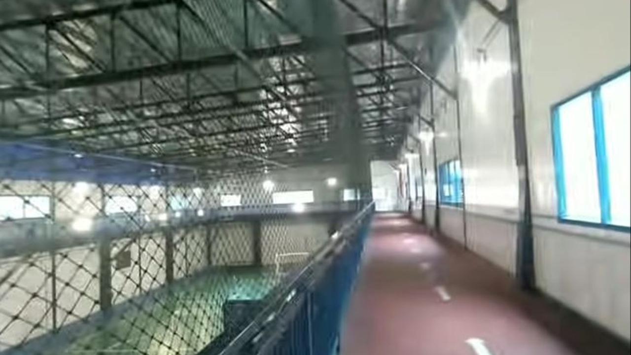 Di dalam sporthall terdapat berbagai arena cabang olahraga.