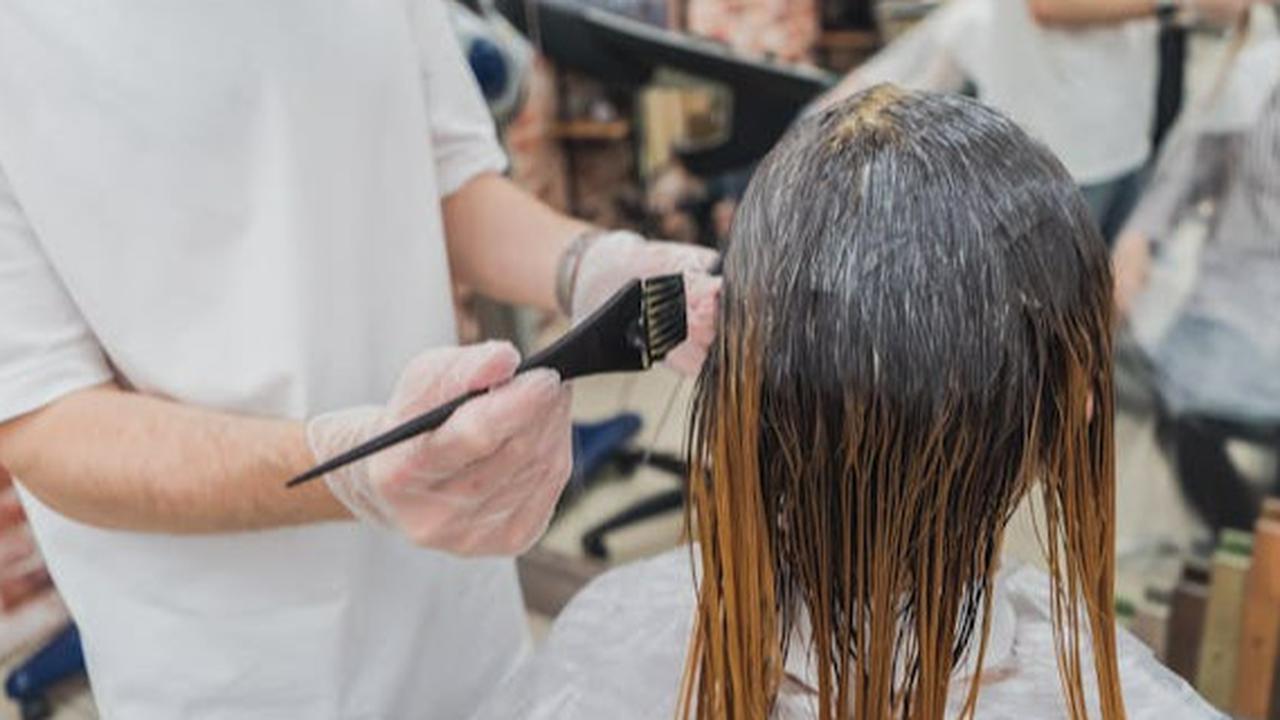 Apa Benar Pewarna Rambut Bisa Merusak? Ini Jawaban Pakar Kecantikan