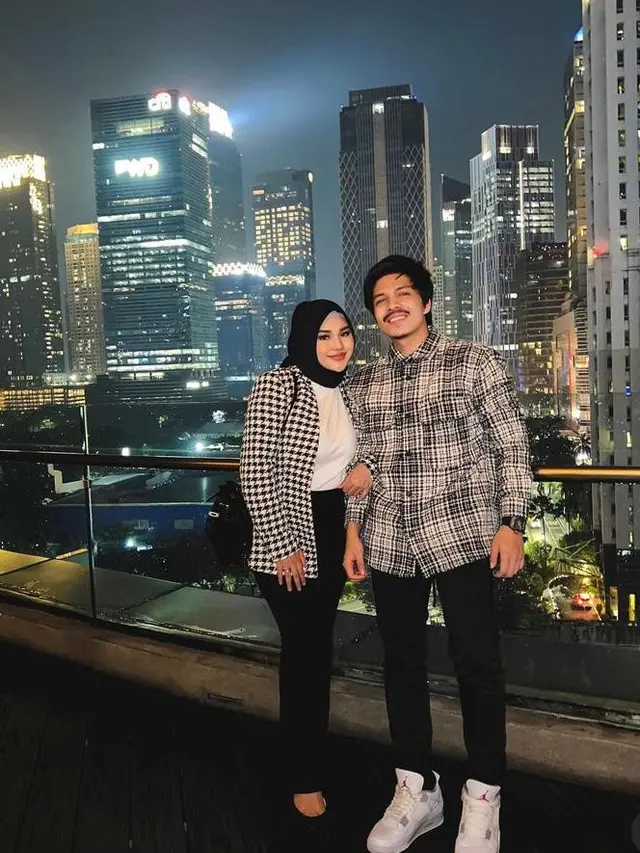 10 Ide OOTD Blazer Casual Hijab dari Dinda Hauw hingga Citra Kirana