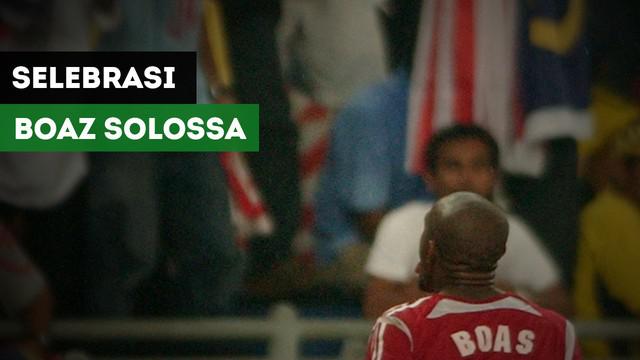 Selebrasi unik striker Timnas Indonesia, Boaz Solossa pada semifinal Piala AFF 2004 melawan Malaysia.