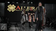 Tiga perempuan tampil dalam busana Alleira Annual Fashion Show 2016 di Jakarta, Kamis (6/10). Kurang lebih sebanyak 75  batik milik Alleira di tampilkan dalam pagelaran Annual Show bertema "Yavadvipa". (Liputan6.com/Faizal Fanani)